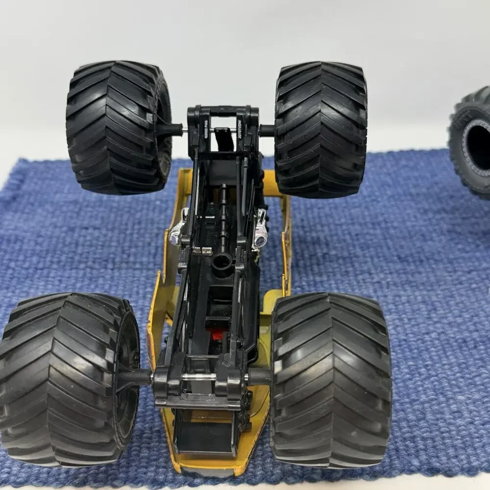 2 Earth Shaker Monster Jam Truck 1/24 Scale BKT 2022 909 Big One